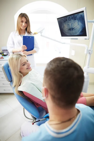 Hasta kız diş kliniğinde tedavi — Stok fotoğraf