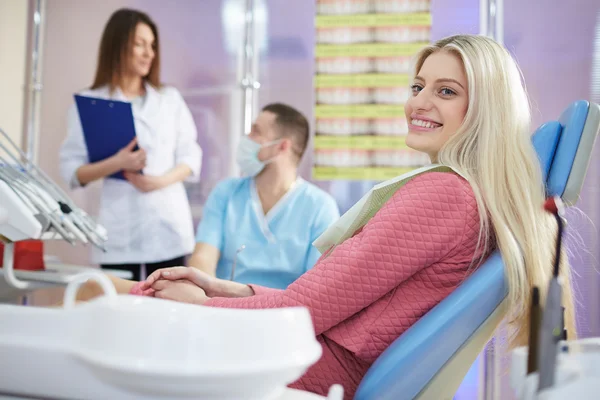 Trattamento della paziente nella clinica dentistica — Foto Stock