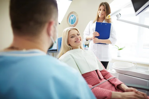 Trattamento della paziente nella clinica dentistica — Foto Stock