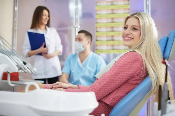 Treatment of the patient girl in the dental clinic — Stock Photo, Image