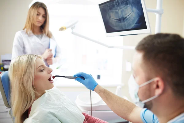 Tratamento da menina paciente na clínica odontológica — Fotografia de Stock