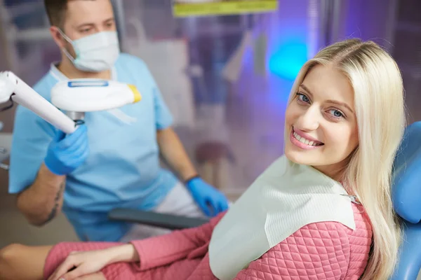 患病的女孩在牙科诊所的治疗 — 图库照片