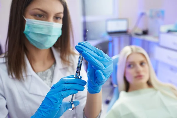 Tratamento da menina paciente na clínica odontológica — Fotografia de Stock