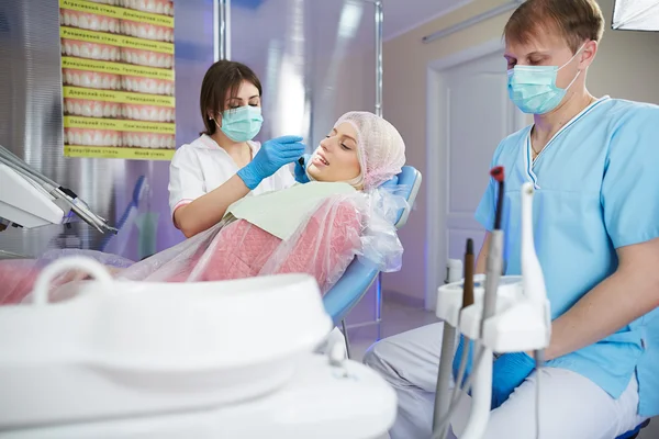 Hasta kız diş kliniğinde tedavi — Stok fotoğraf