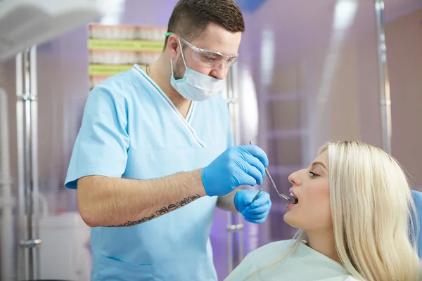 Tratamento da menina paciente na clínica odontológica — Fotografia de Stock