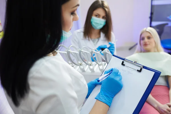Tratamento da menina paciente na clínica odontológica — Fotografia de Stock