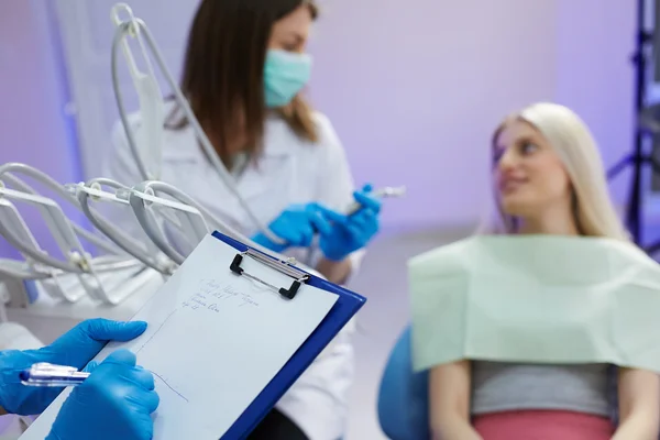 Trattamento della paziente nella clinica dentistica — Foto Stock