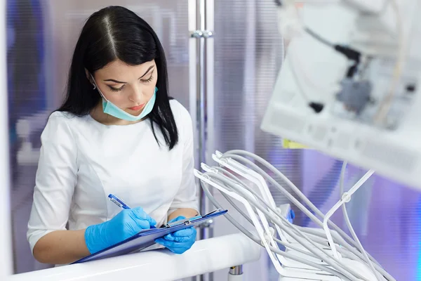 Treatment of the patient girl in the dental clinic — Stock Photo, Image