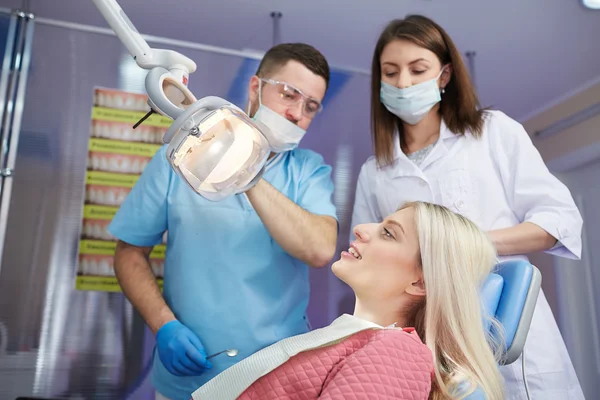 Tratamiento de la paciente niña en la clínica dental —  Fotos de Stock