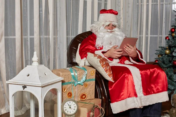 Santa Claus geeft presenteert op de viering van Kerstmis — Stockfoto