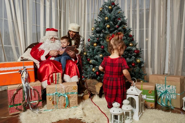 Santa Claus da regalos en la celebración de Navidad — Foto de Stock