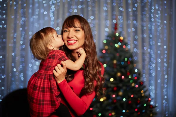 Santa Claus da regalos en la celebración de Navidad — Foto de Stock