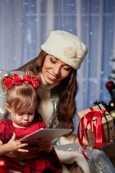 Santa Claus da regalos en la celebración de Navidad — Foto de Stock