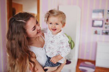 üç kişi, anne baba ve kızı güzel aile