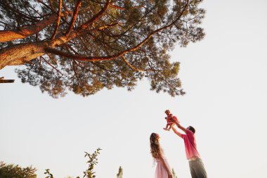 üç kişi, anne baba ve kızı güzel aile