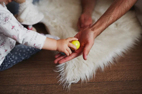 Piękne rodziny trzy osoby, mama tata i córka — Zdjęcie stockowe