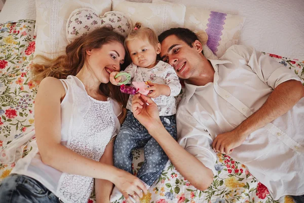 Hermosa familia de tres personas, mamá papá e hija — Foto de Stock