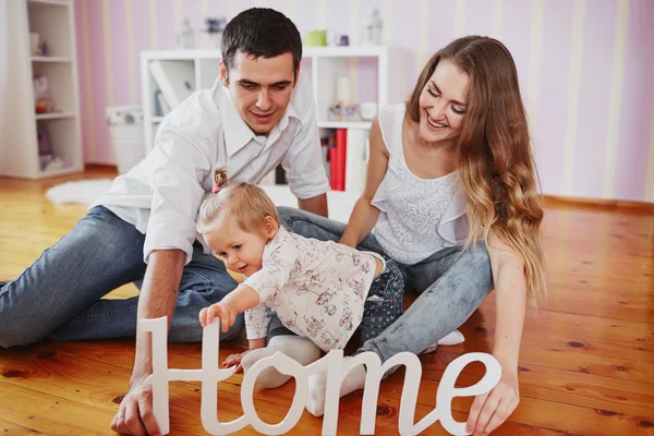 Hermosa familia de tres personas, mamá papá e hija — Foto de Stock