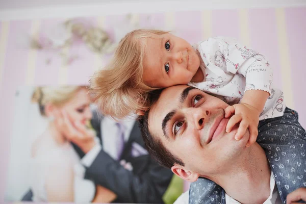 Hermosa familia de tres personas, mamá papá e hija — Foto de Stock