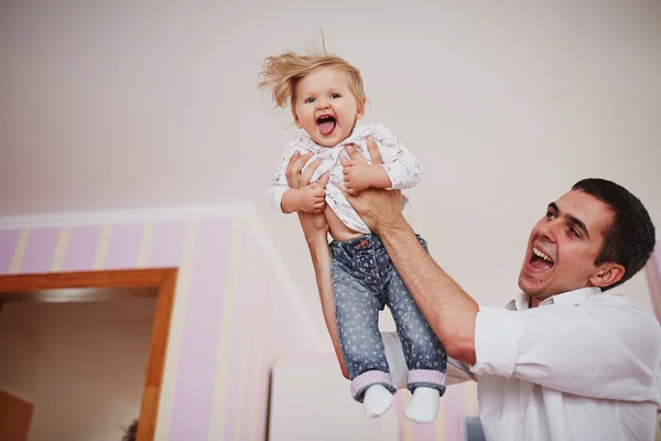 Hermosa familia de tres personas, mamá papá e hija — Foto de Stock