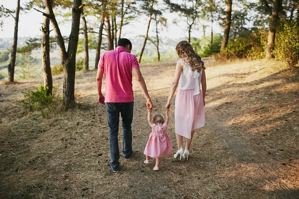 Hermosa familia de tres personas, mamá papá e hija —  Fotos de Stock