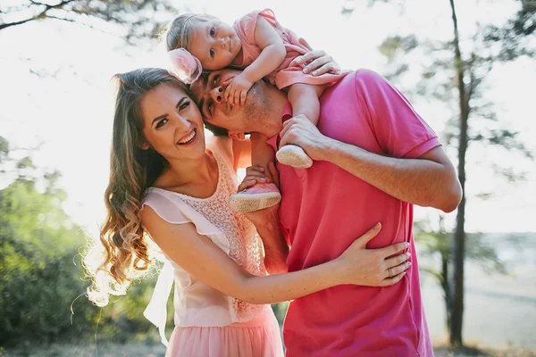 Красивая семья из трех человек, мама с папой и дочкой — стоковое фото