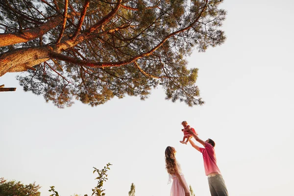 üç kişi, anne baba ve kızı güzel aile