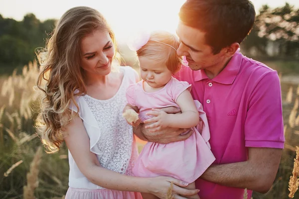 Prachtige familie van drie personen, moeder, vader en dochter — Stockfoto