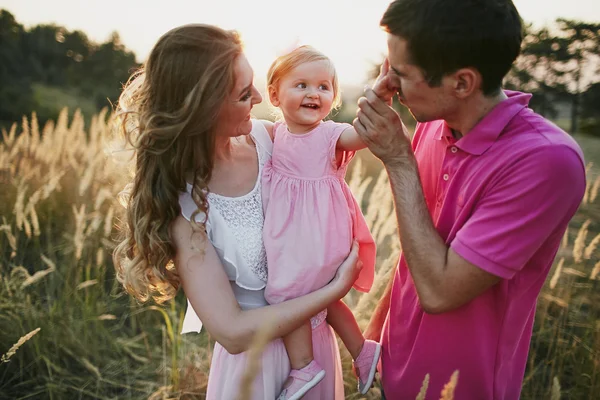 Piękne rodziny trzy osoby, mama tata i córka — Zdjęcie stockowe