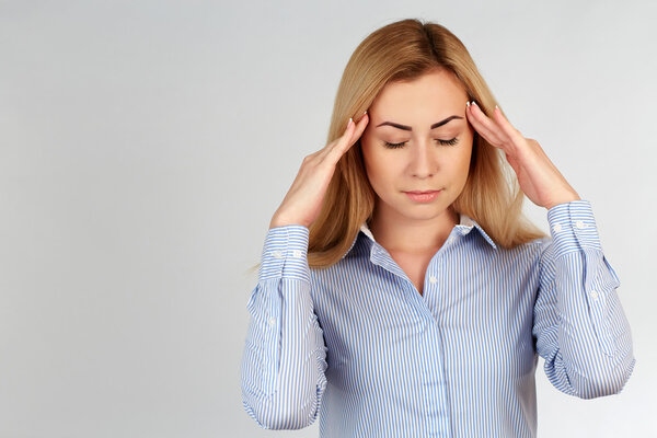 Здоровая девушка с различными эмоциями, хадбола, плохой день
