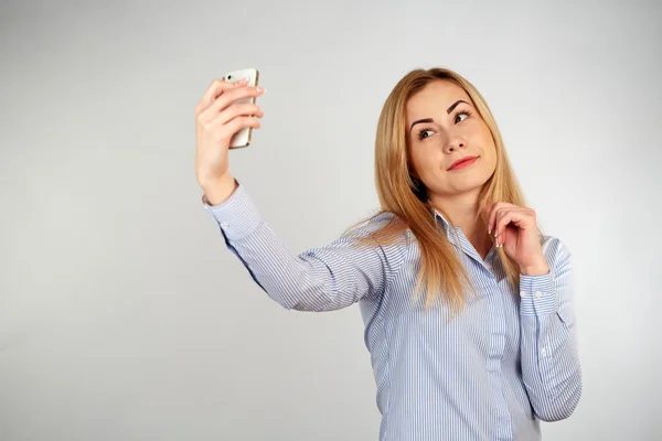 Chica sana en diferentes emociones, con el teléfono haciendo selfie — Foto de Stock