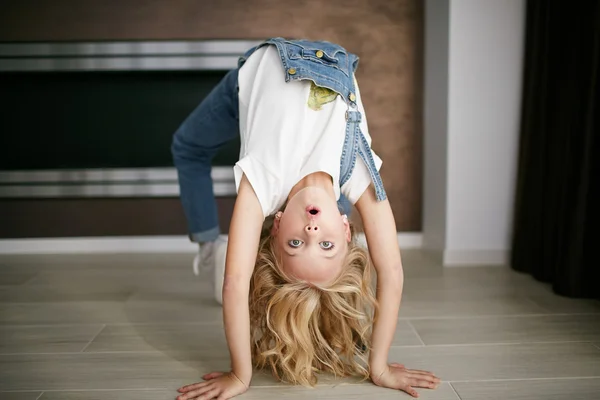 Adolescente hermosa chica en jeans ropa en diferente emoción —  Fotos de Stock