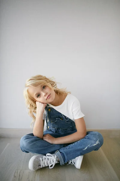 Adolescente hermosa chica en jeans ropa en diferente emoción — Foto de Stock