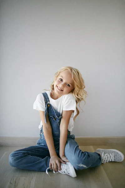 Adolescente menina bonita em jeans roupas em emoção diferente — Fotografia de Stock
