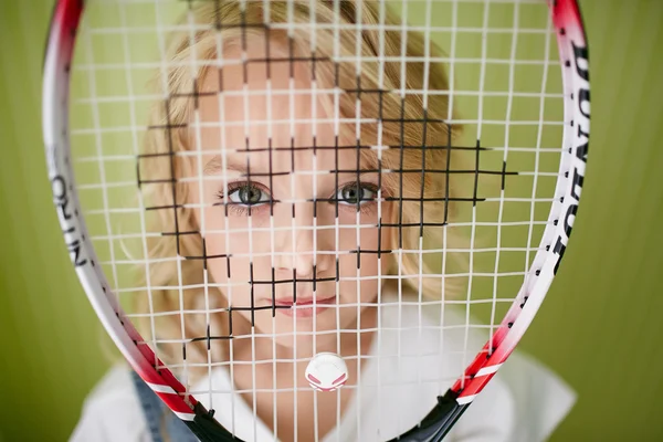 Adolescente hermosa chica en jeans ropa con raqueta de tenis — Foto de Stock