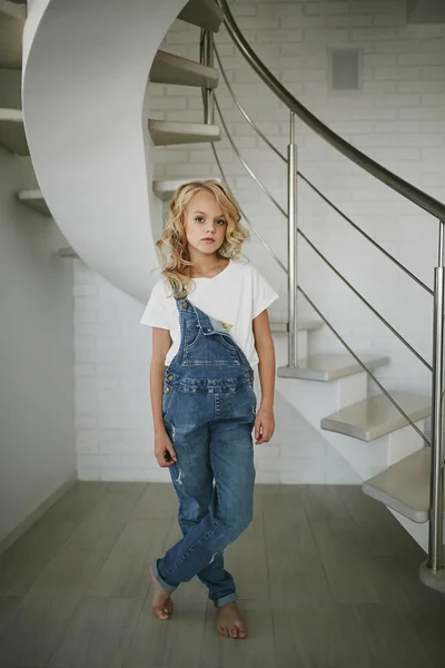 Vacker tonårsflicka i jeans kläder i lägenheten — Stockfoto