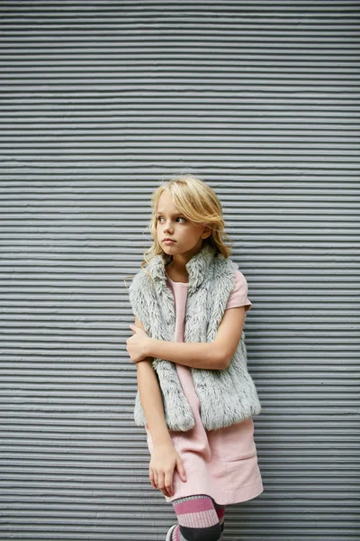 Tiener mooi meisje poses buiten in fashion stijl — Stockfoto