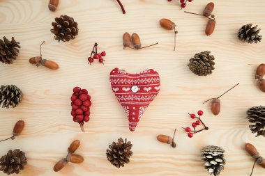 Noel çerçeve: koniler, tarçın, çilek, ahşap masa üzerinde meşe palamudu