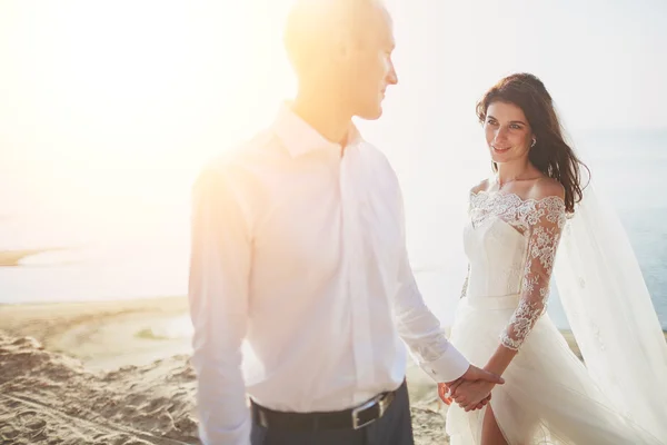 kumlu bir plaj üzerinde çalışan sadece evli çift