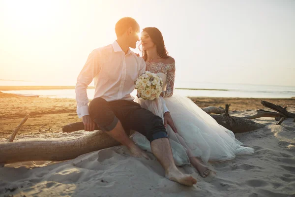 Jen manželský pár na písečné pláži — Stock fotografie