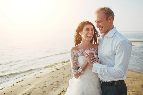 Just married couple running on a sandy beach — Stock Photo, Image