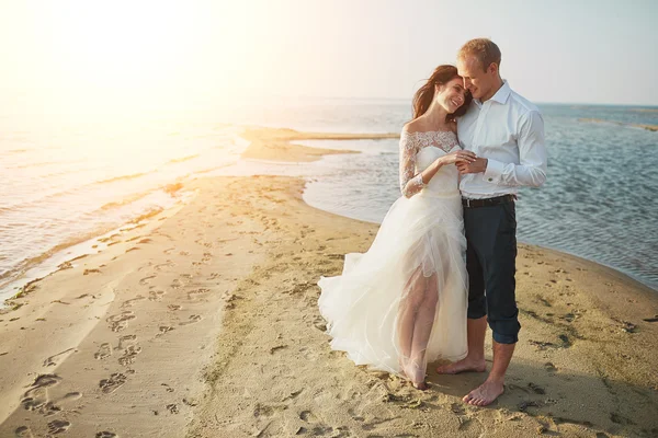 Apenas casal correndo em uma praia de areia — Fotografia de Stock