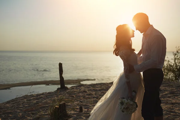 ちょうど結婚されていたカップル、砂浜のビーチで実行されています。 — ストック写真