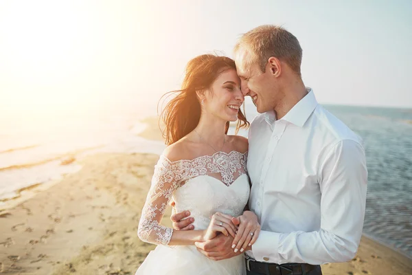 Enkel echtpaar wordt uitgevoerd op een zandstrand — Stockfoto