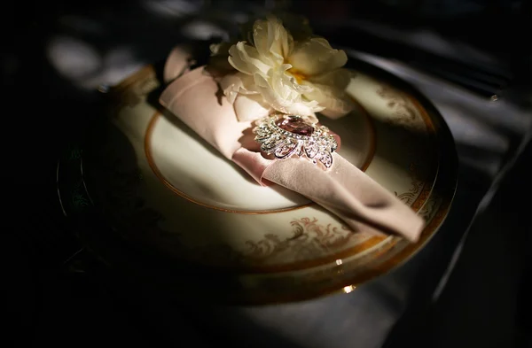 Ajuste de mesa con velas y flores —  Fotos de Stock