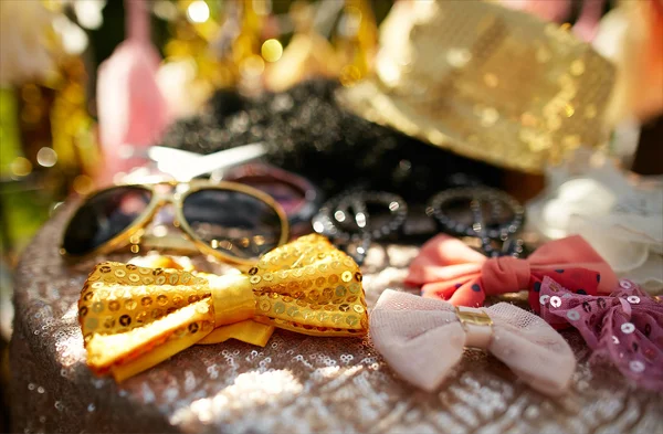 Unterschiedliche Bögen mit Sonnenbrille auf dem Tisch — Stockfoto