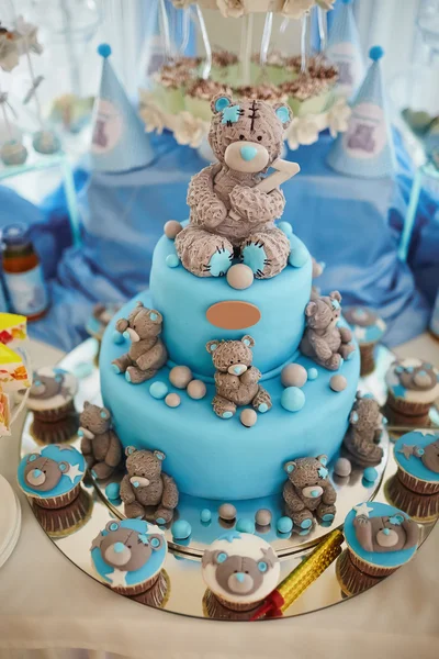 निळा पार्श्वभूमीवर टेबलवर स्वादिष्ट वाढदिवस केक — स्टॉक फोटो, इमेज
