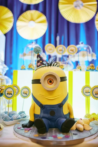 Tablo renkli arka plan üzerinde lezzetli doğum günü pastası