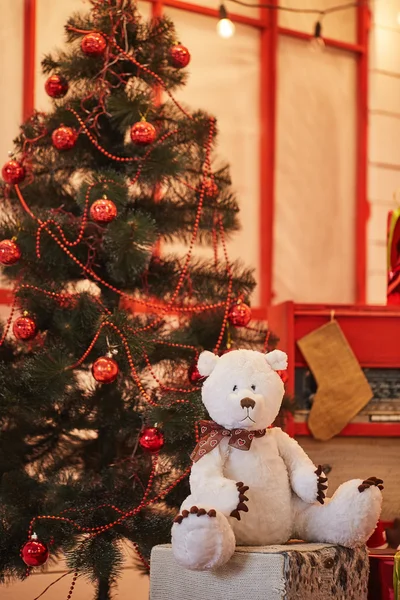 Kerstmis scène met boom, geschenken en teddy bear — Stockfoto
