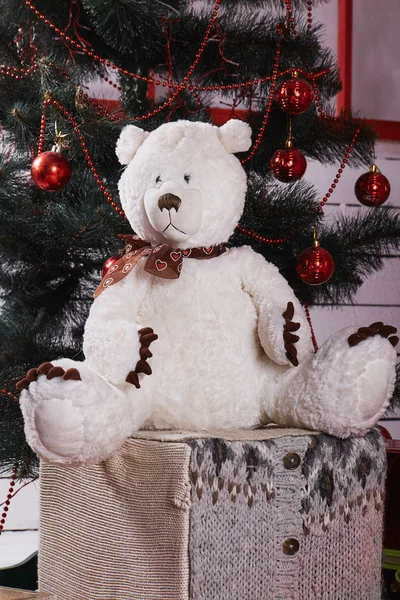 Kerstmis scène met boom, geschenken en teddy bear — Stockfoto